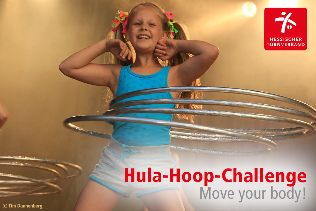Mädchen macht Hula-Hoop mit mehreren Reifen.