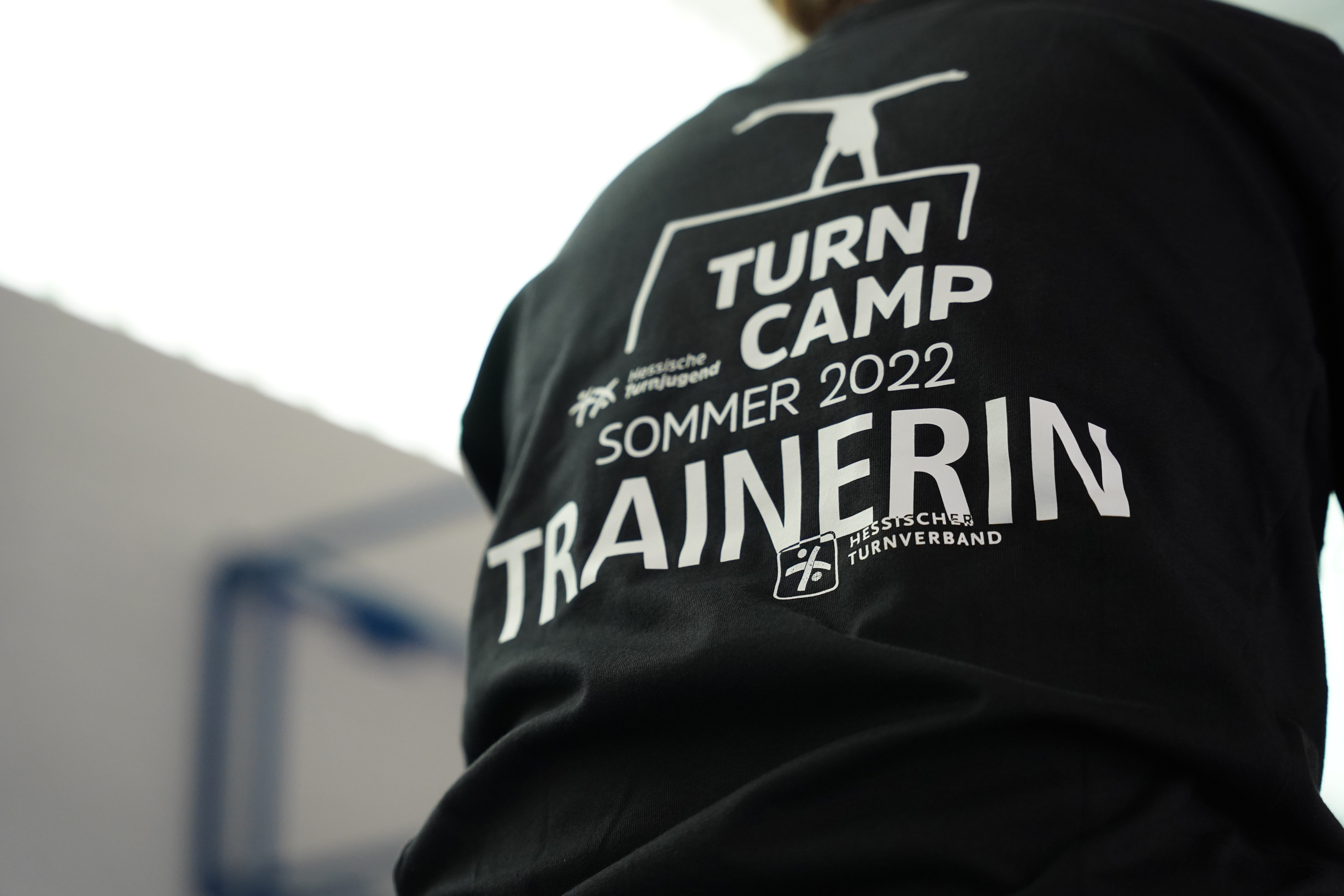 [Translate to Einfache Sprache:] T-Shirt mit der Aufschrift Turn-Camp 2022 Trainerin