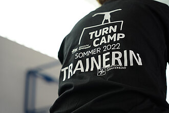 T-Shirt mit der Aufschrift Turn-Camp 2022 Trainerin