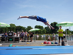 Ein Junge spricht auf einer Airtrack.