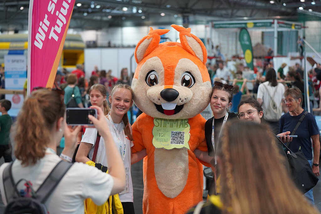 Ein Maskottchen, das Aussieht wie ein Eichhörnchen.