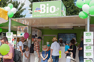 Turnfestteilnehmende holen sich an einem Stand etwas zu essen. 