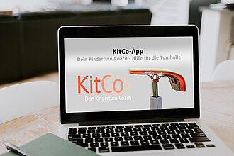 [Translate to Einfache Sprache:] Laptop mit Bild zur KitCo-App