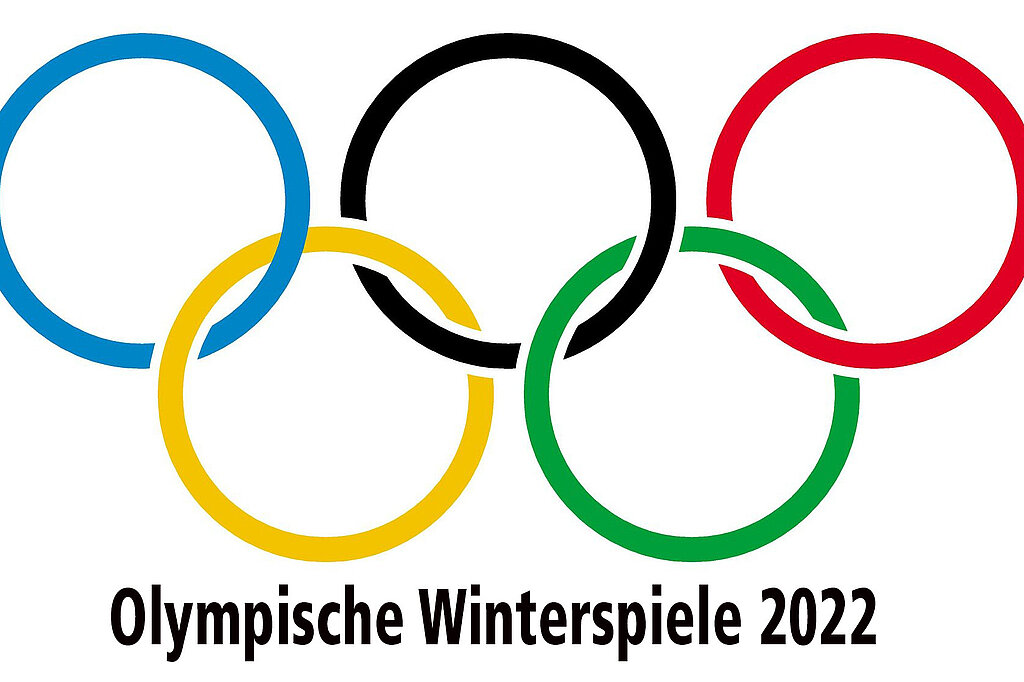 Olympische Ringe mit der Unterschrift: Olympische Winterspiele 2022.