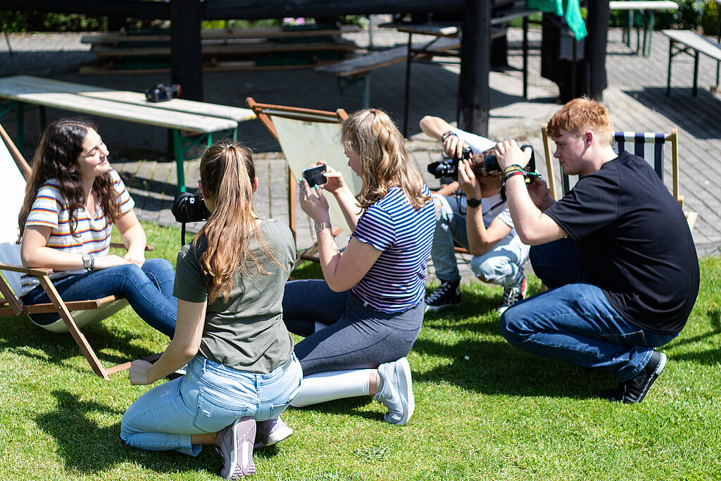 Jugendliche fotografieren Svenja Kaiser.