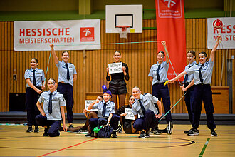 Eine Rope Skipping Gruppe posiert in eine Endpose.