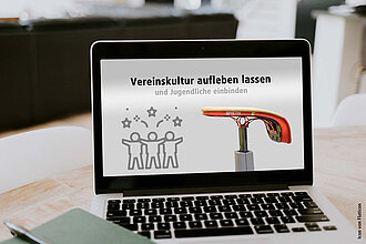 Ein Laptop mit einer Aufschrift zum Online-Sprungtisch.