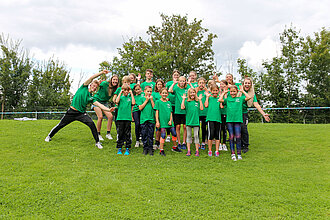Ein Gruppenbild voller lachender Kinder.