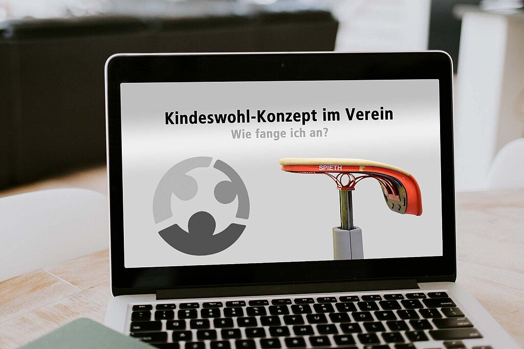 Ein Computer mit der Aufschrift Kindeswohl Konzept im Verein - wie fange ich an?