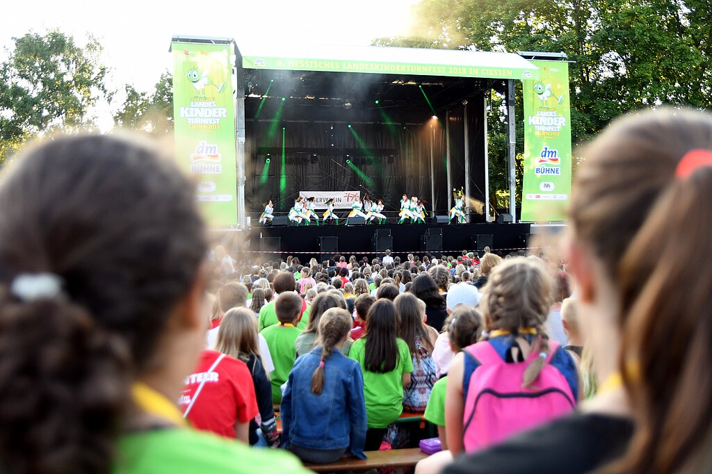 Kinder schauen die Show des Landeskinderturnfests 2018.