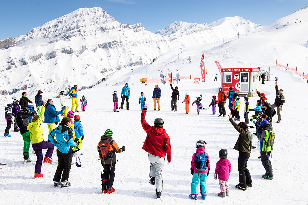 Eine Gruppe Ski-Fahrer sind umgeben von einer Schneelandschaft.