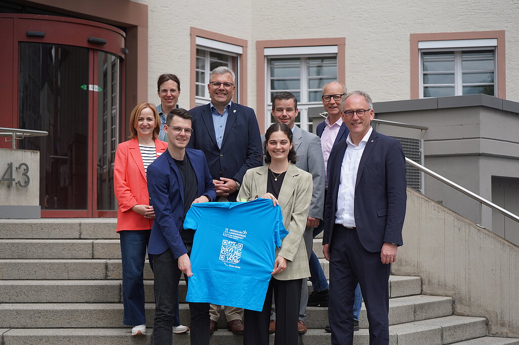 Fünf Männer und drei Frauen posieren für ein Foto vor dem Kreishaus in Limburg.
