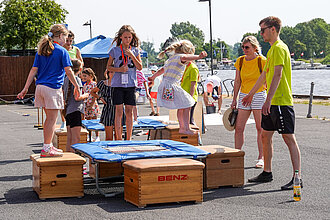 Ein Kind hüpft auf einem kleinen Trampolin.