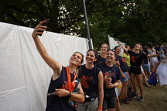 Das Team des letzten Landeskinderturnfest macht ein Gruppenfoto mit dem Handy