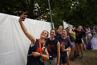 Das Team des letzten Landeskinderturnfest macht ein Gruppenfoto mit dem Handy