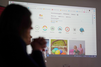 Instagramseite der Hessischen Turnjugend auf die Wand geworfen von einem Beamer