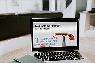Ein Laptop mit der Aufschrift zur Veranstaltung.