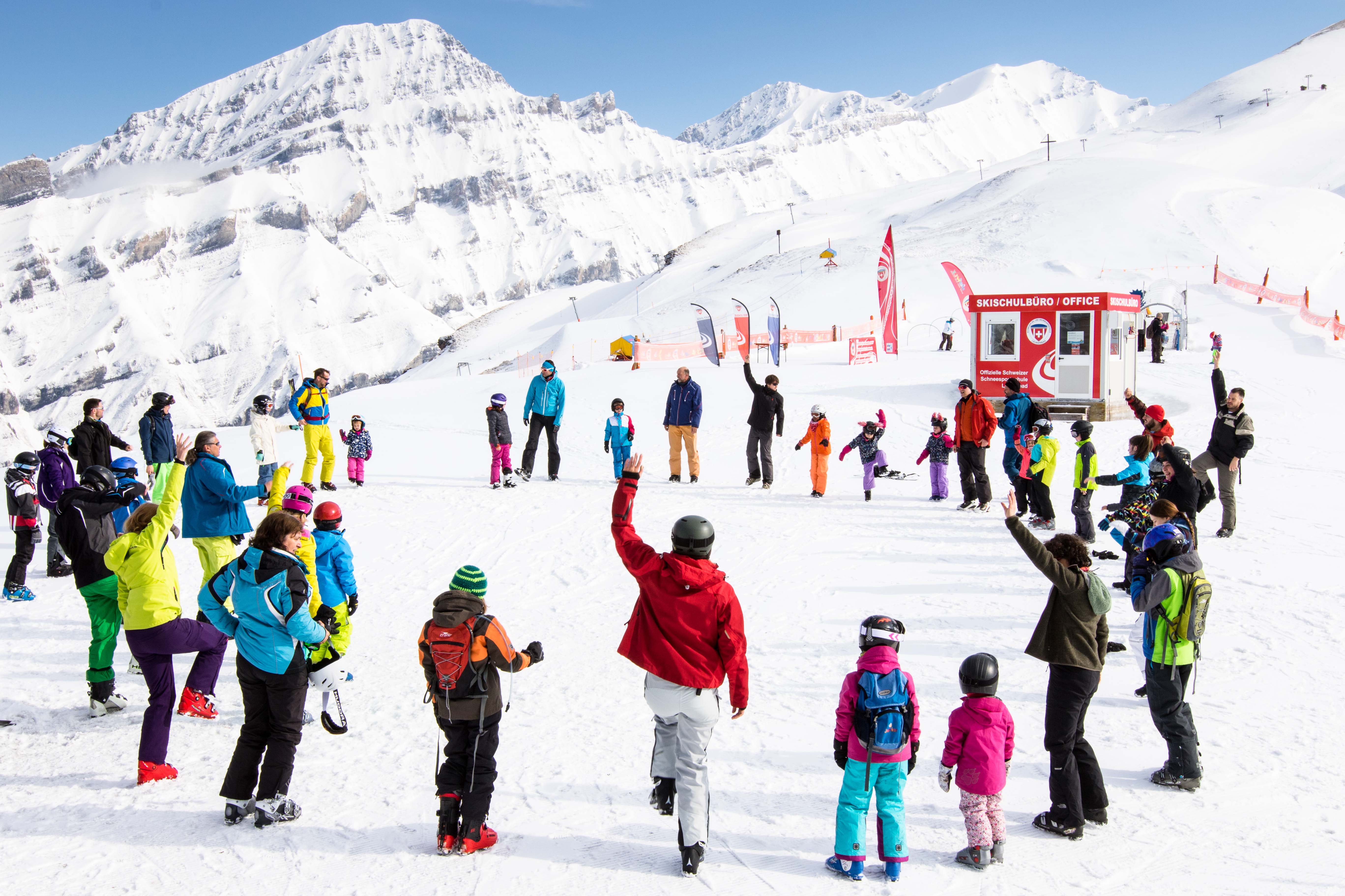 Eine große Gruppe mit Kindern und Jugendlichem im Schnee.