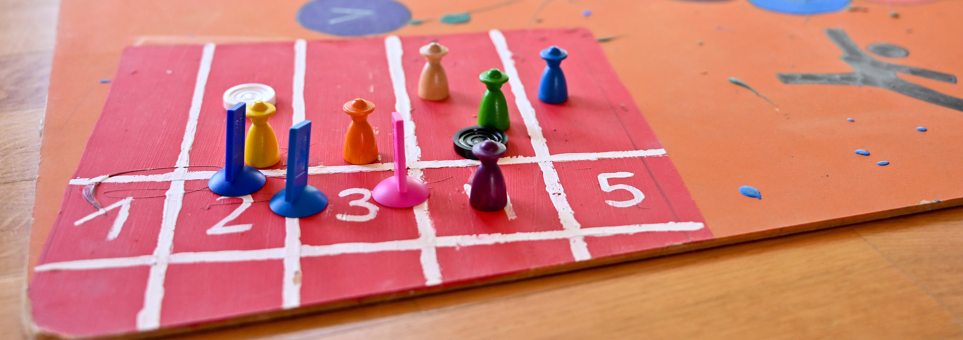 Ein Spielfeld mit bunten Spielfiguren.