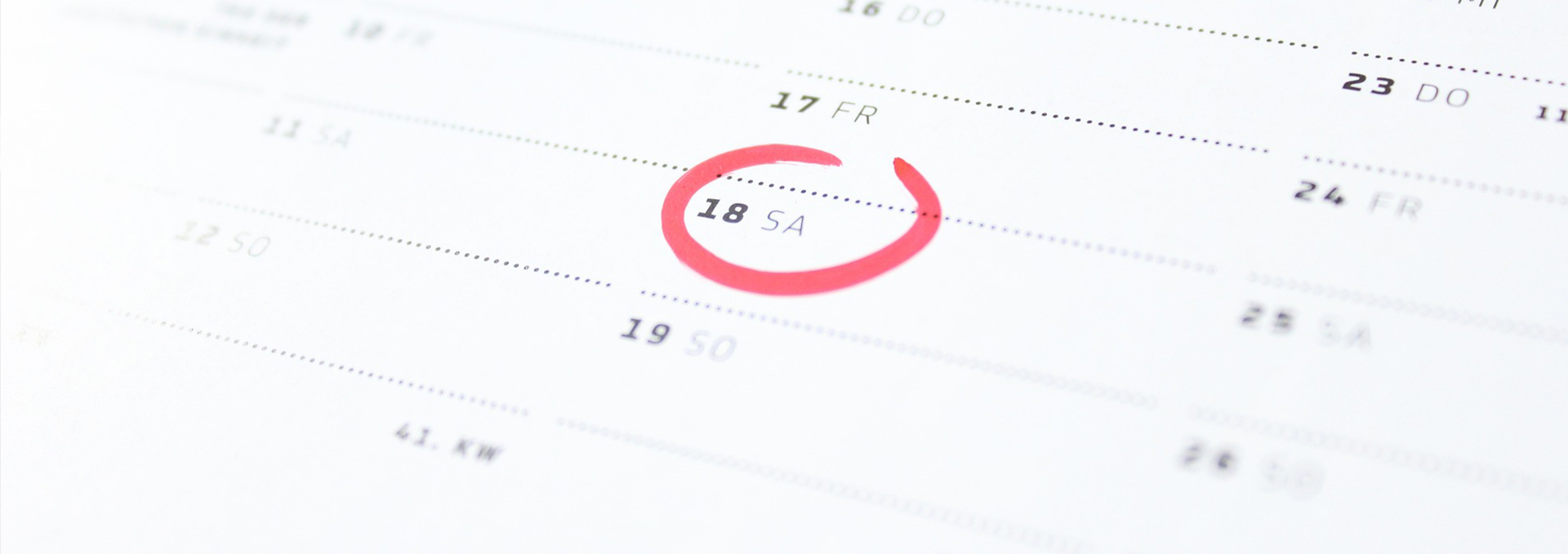 Ein Kalender auf dem Samstag der 18. mit einem roten Stift umkreist ist.