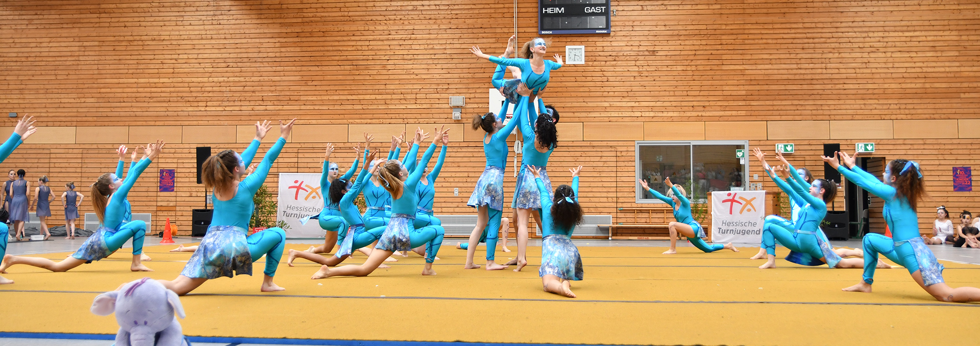 Viele Kinder und Jugendlichen zeigen eine Tanzchoreografie. 