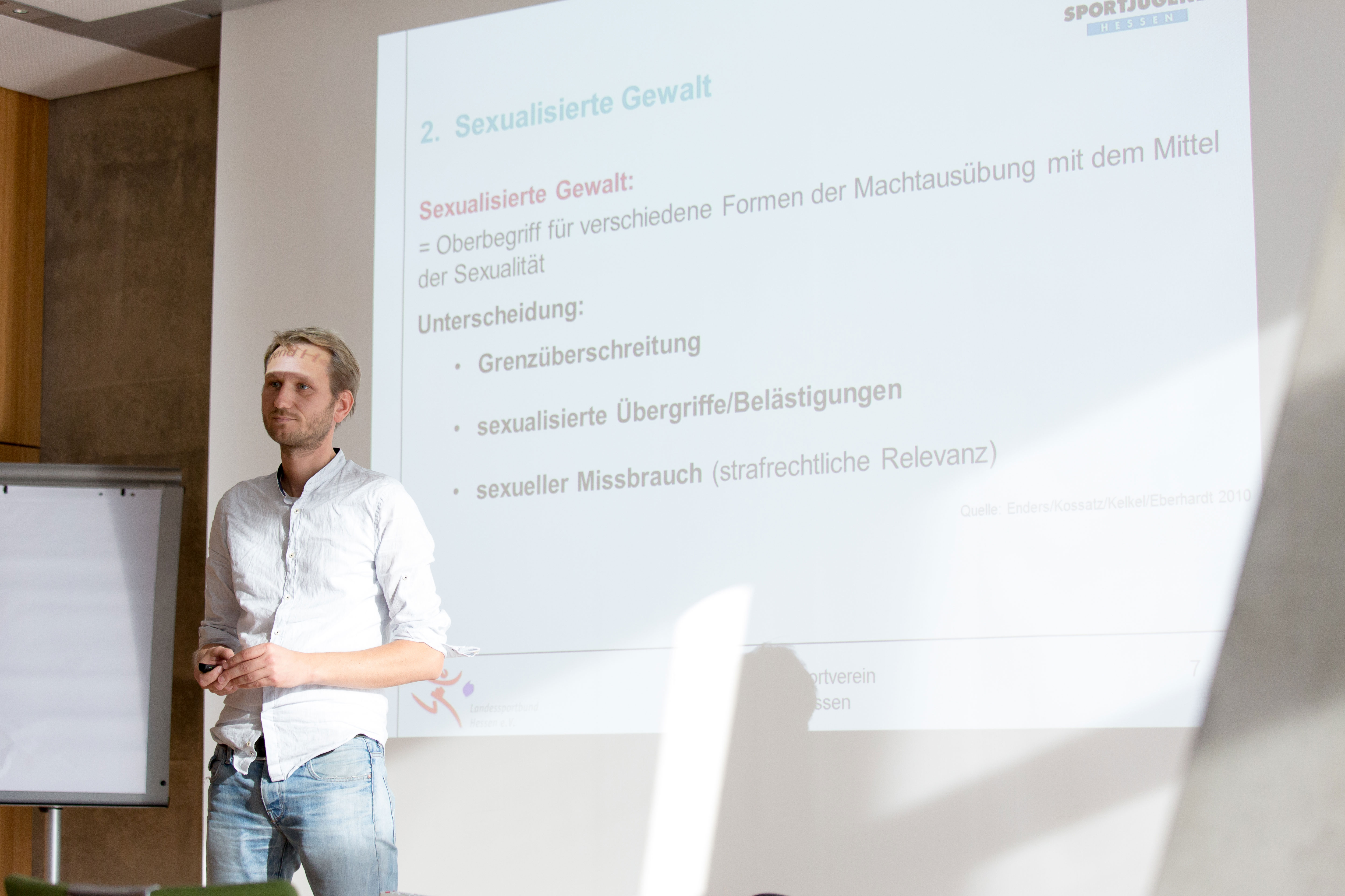 Ein Mann hält einen Vortrag.