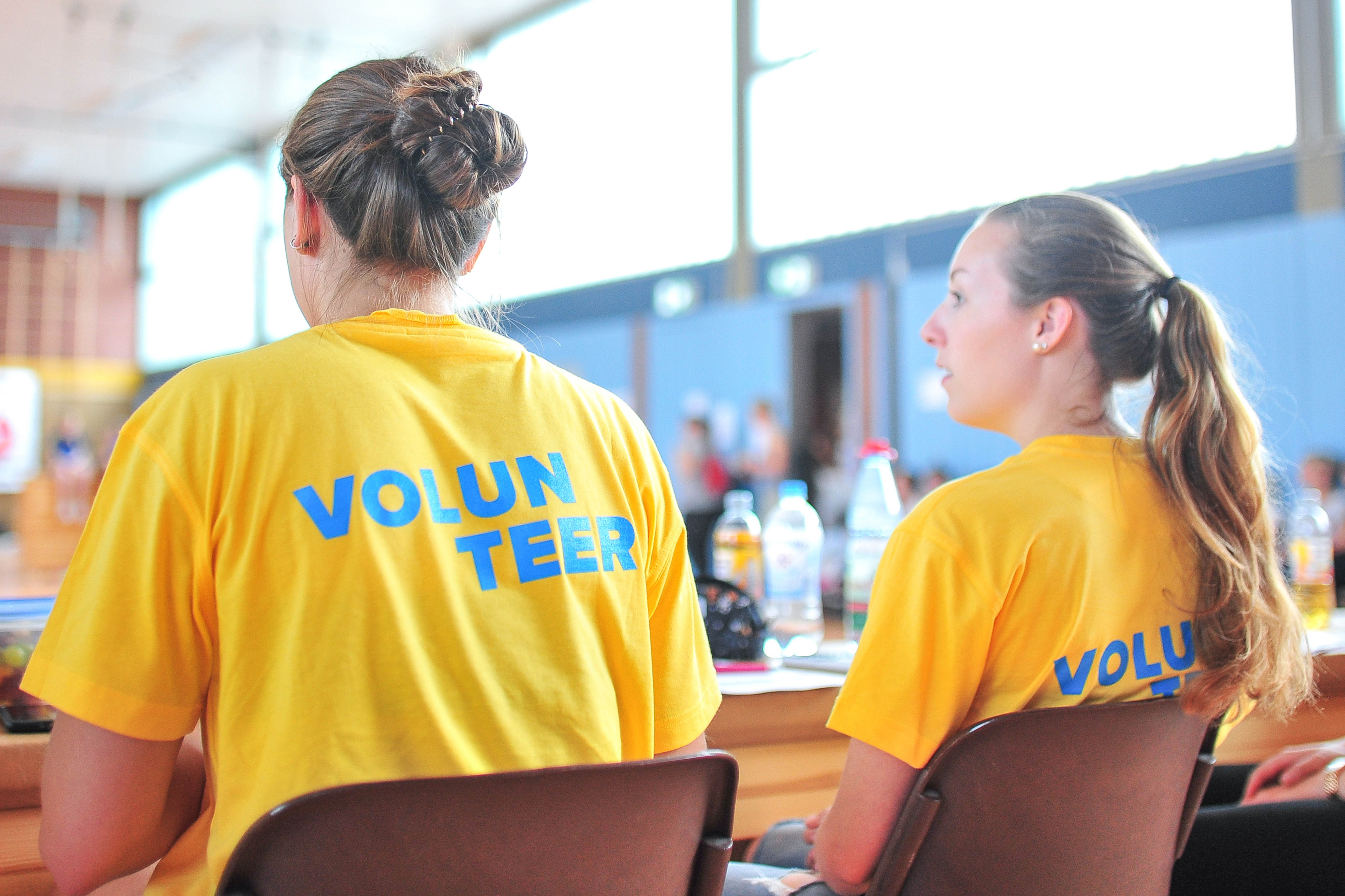 Zwei Volunteers bei einer Veranstaltung.