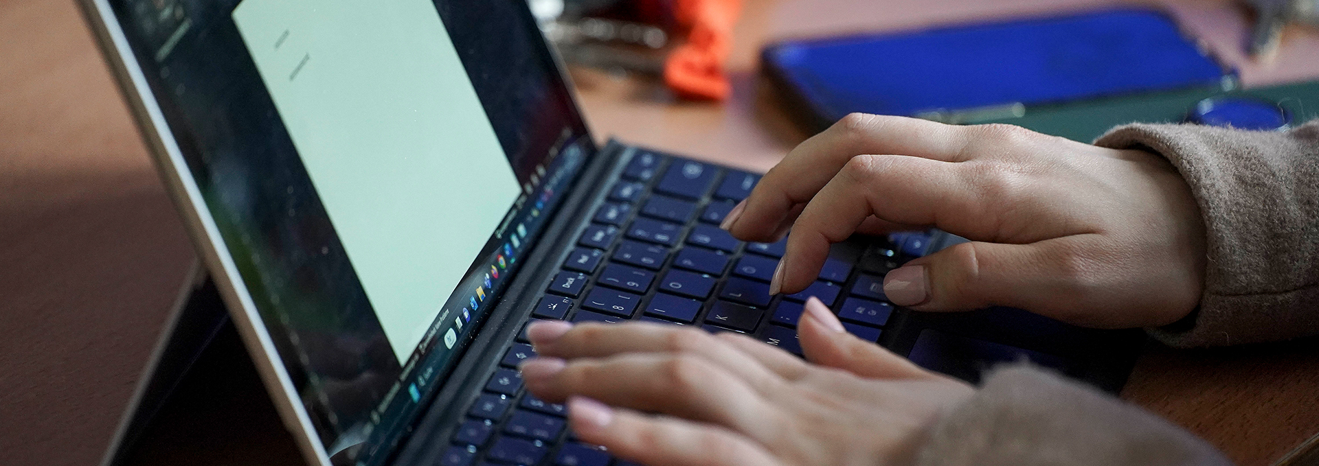 Ein Laptop auf dem geschrieben wird.