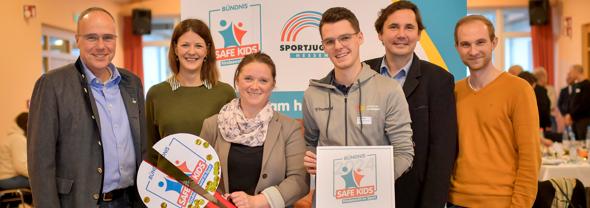 Der Vorstand und die Verantwortlichen des Bündnis machen zusammen ein Foto.
